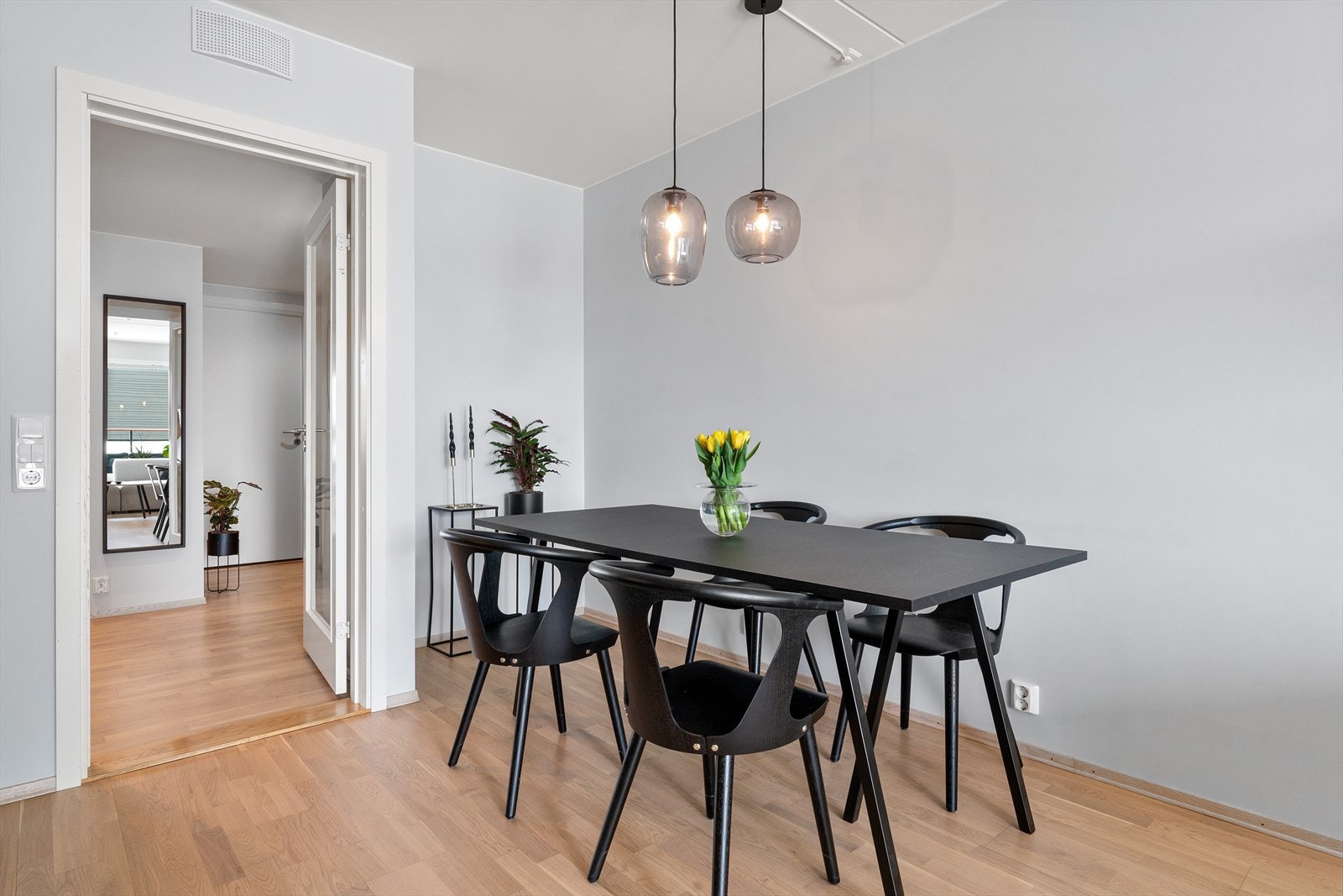 Ved kjøkkenet er det god plass til stort spisebord. Galleribilde