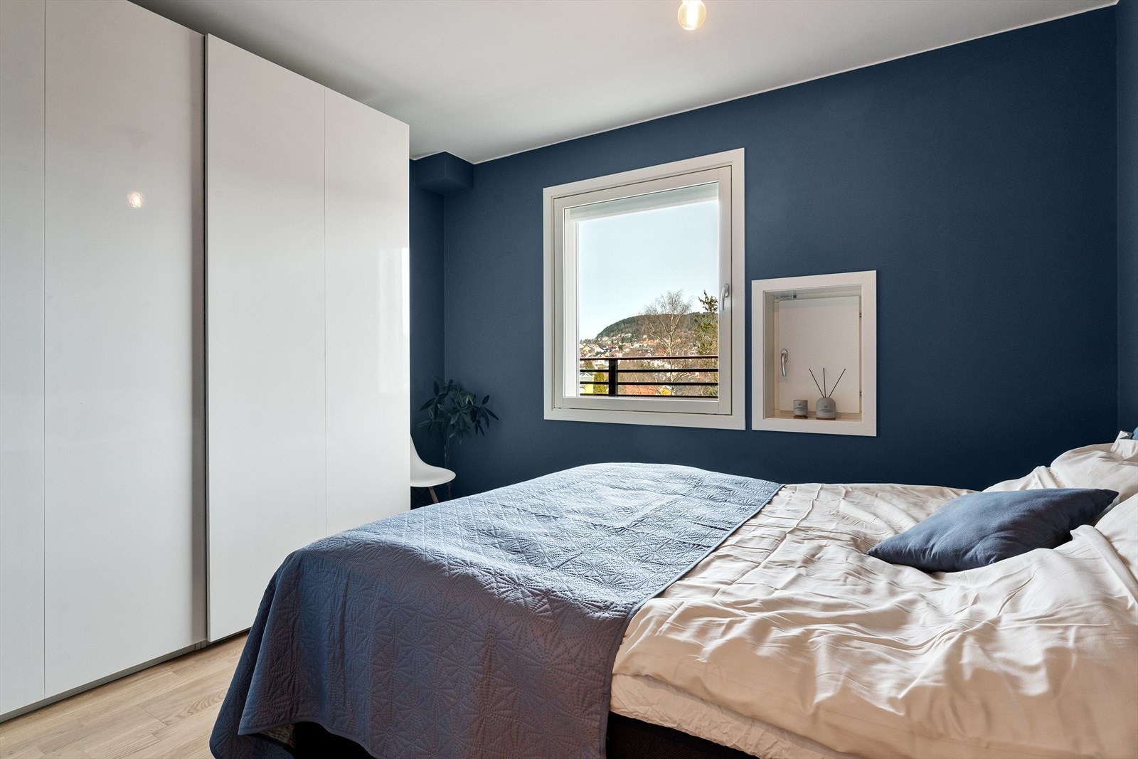 På hovedsoverommet er det plass til dobbeltseng, nattbord og stor skyvedørsgarderobe. Galleribilde