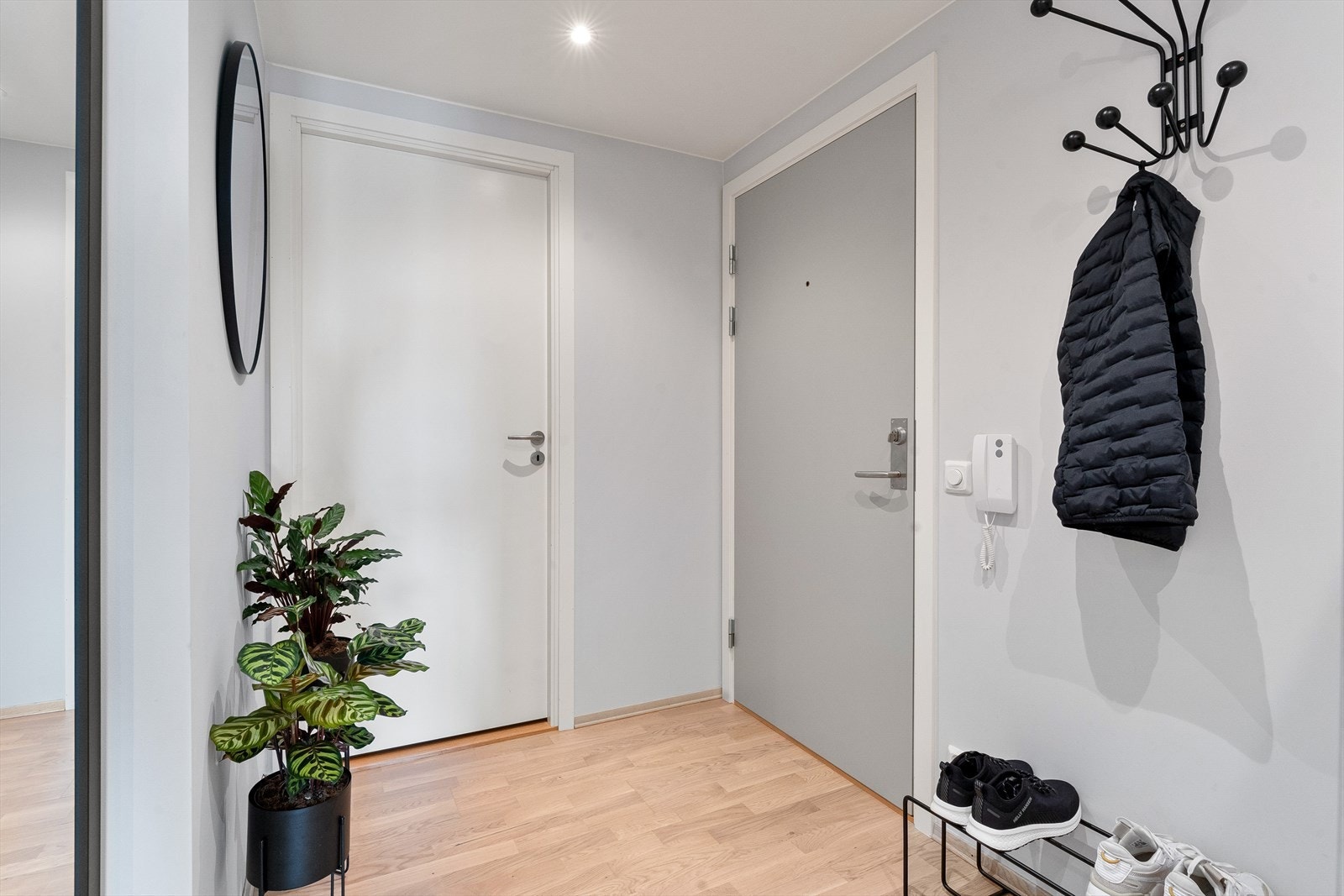 Velkommen inn! Det er spotter med dimmer i taket i gangen. Galleribilde