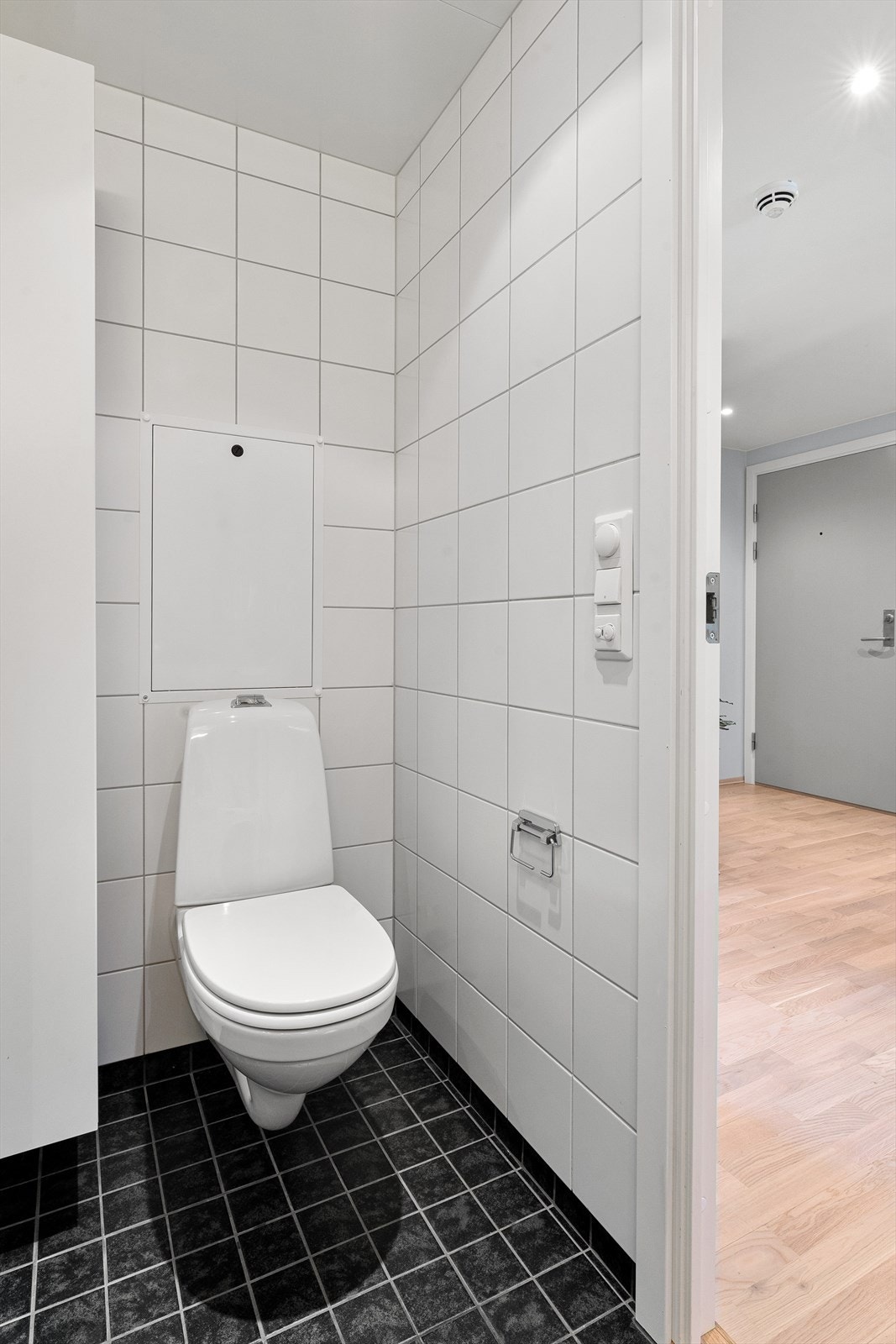 Rommet er holdt i tidløse farge- og materialvalg. Galleribilde