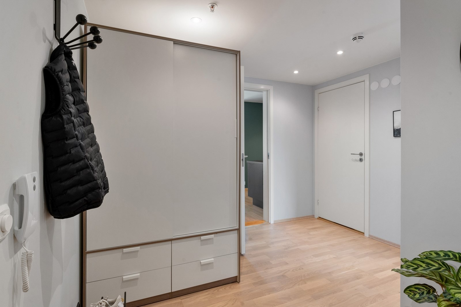 Fra gangen er det god tilknytning mellom alle rommene i leiligheten. Galleribilde