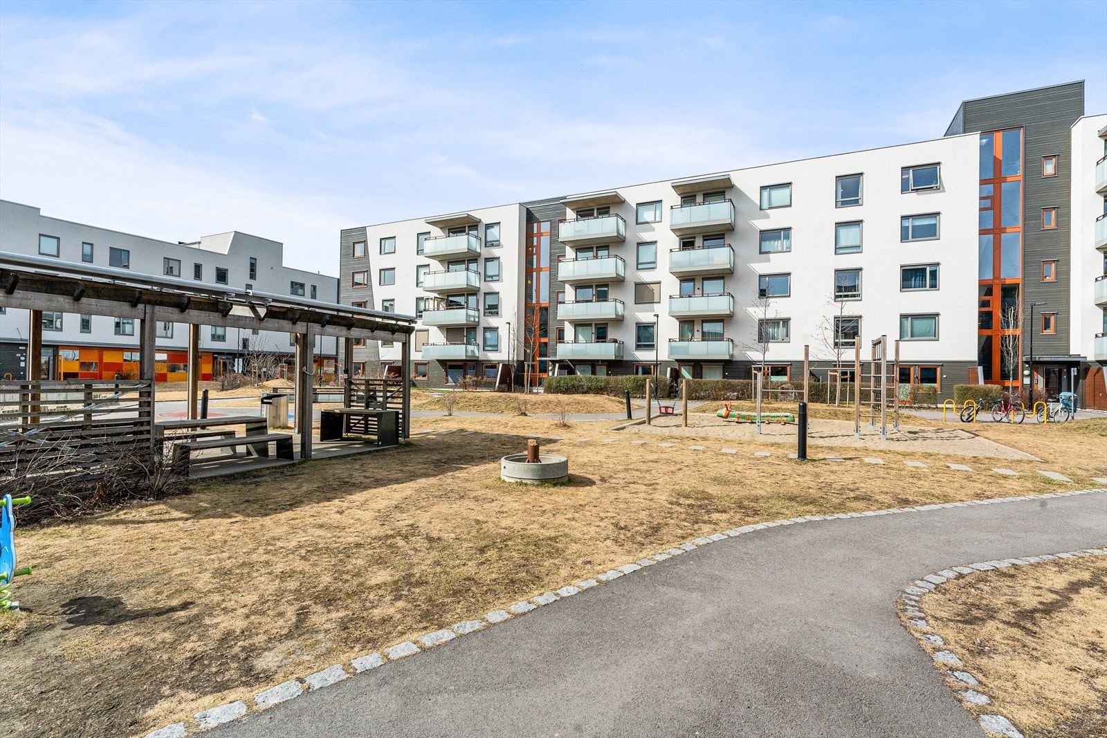 Svært pene fellesarealer opparbeidet med internveier, plen, flott beplantning, sittegrupper og lekeapparater. Galleribilde