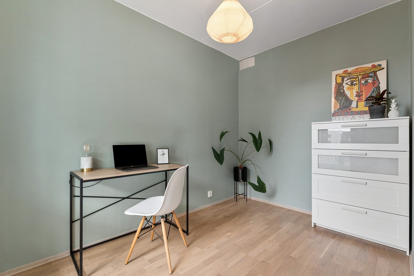 Her er det plass til seng, skrivepult og kommode/garderobe. Galleribilde