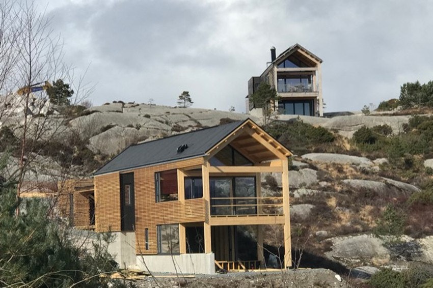Velkomen til Litlestraumen og Grindbu, to flott tomter med avtale om nøkkelferdig arkitektteikna hytta på Litlestraumen - Presentert av Elisabeth Nonås Fylkesnes i Aktiv Eiendomsmegling Illustrert bilete. Bilete av hytte bygd på tomt 13 Galleribilde