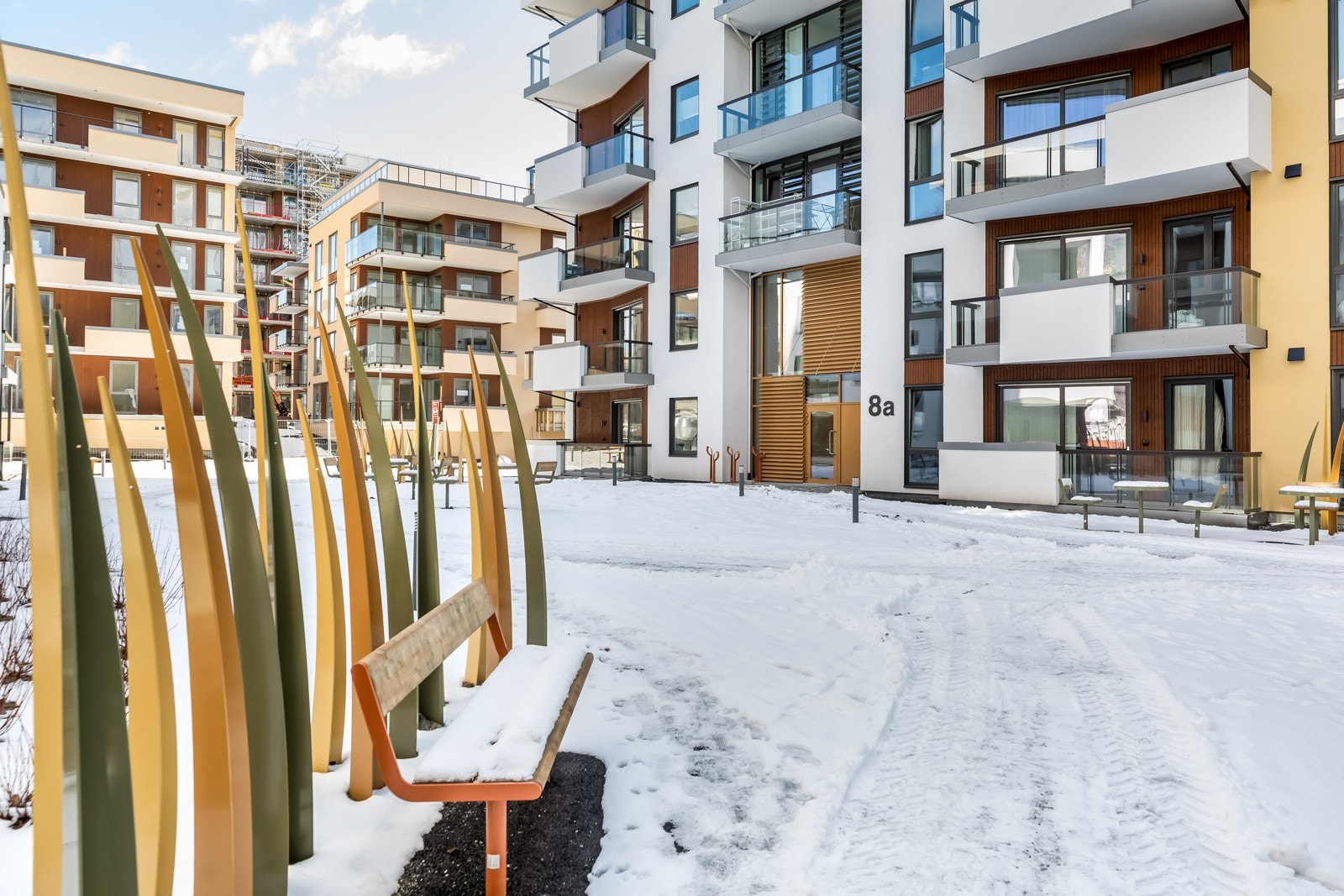 Felles utearelaer med sitteplasser på tunet ved inngangspartiet