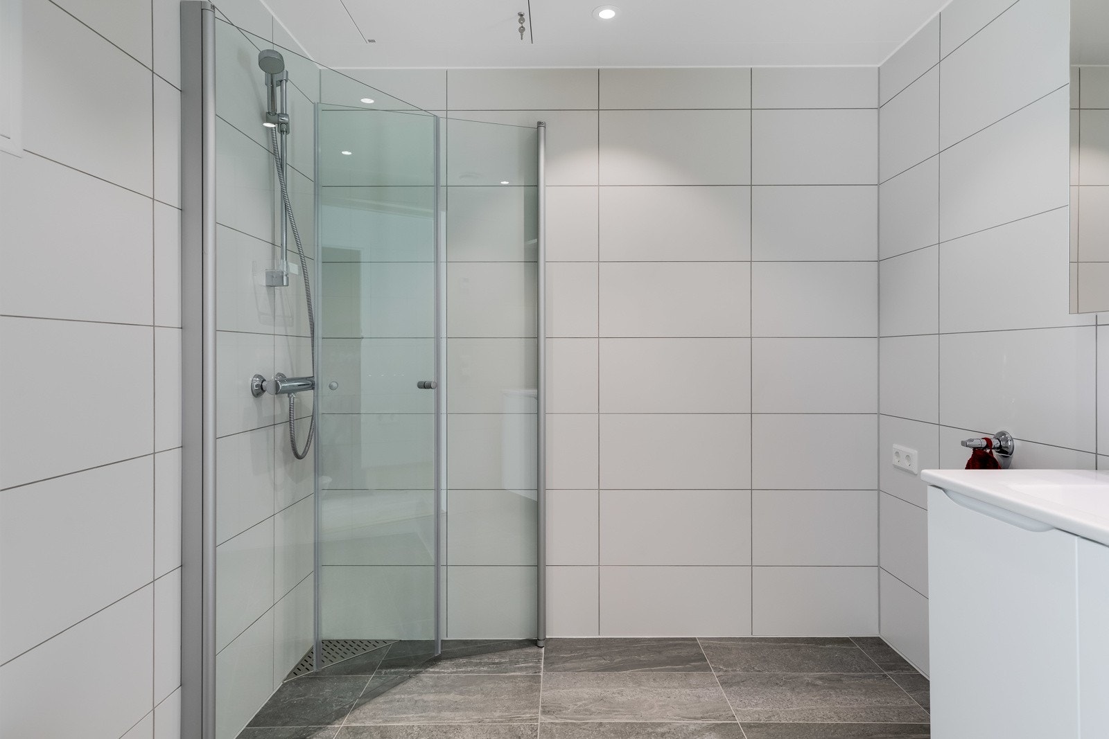 Badet har vannbåren gulvvarme