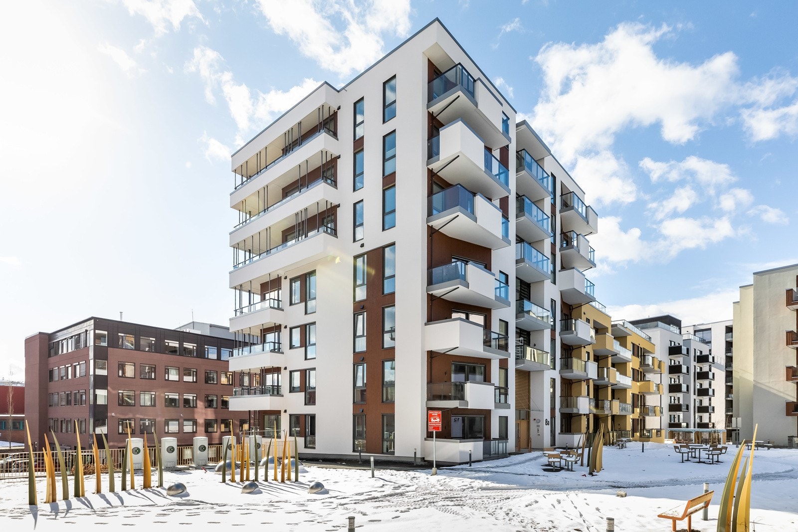 Inngang med ringeklokke fra tunet i 1 etasje