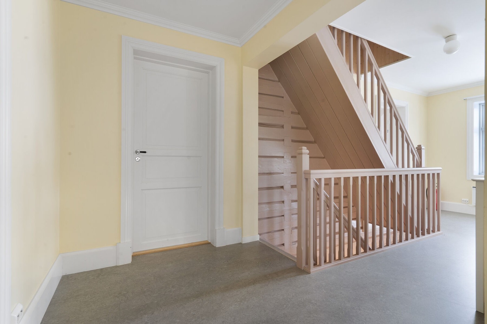 Entre/ trapp til loft Galleribilde
