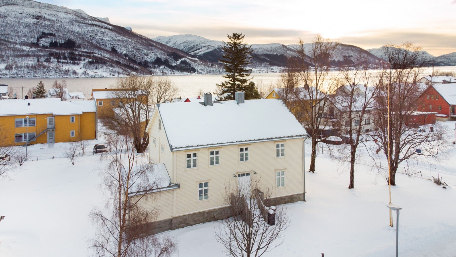 Eiendommen har en fin beliggenhet med gode solforhold Galleribilde