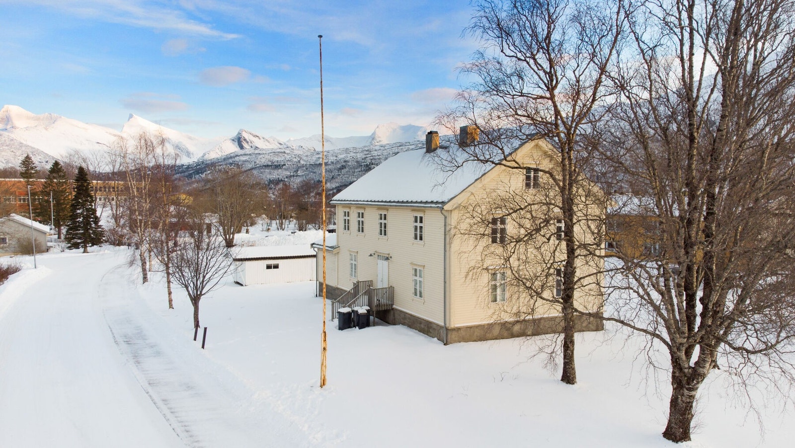 Eiendommen har en åpen beliggenhet med en flat og pent opparbeidet eiendomstomt Galleribilde