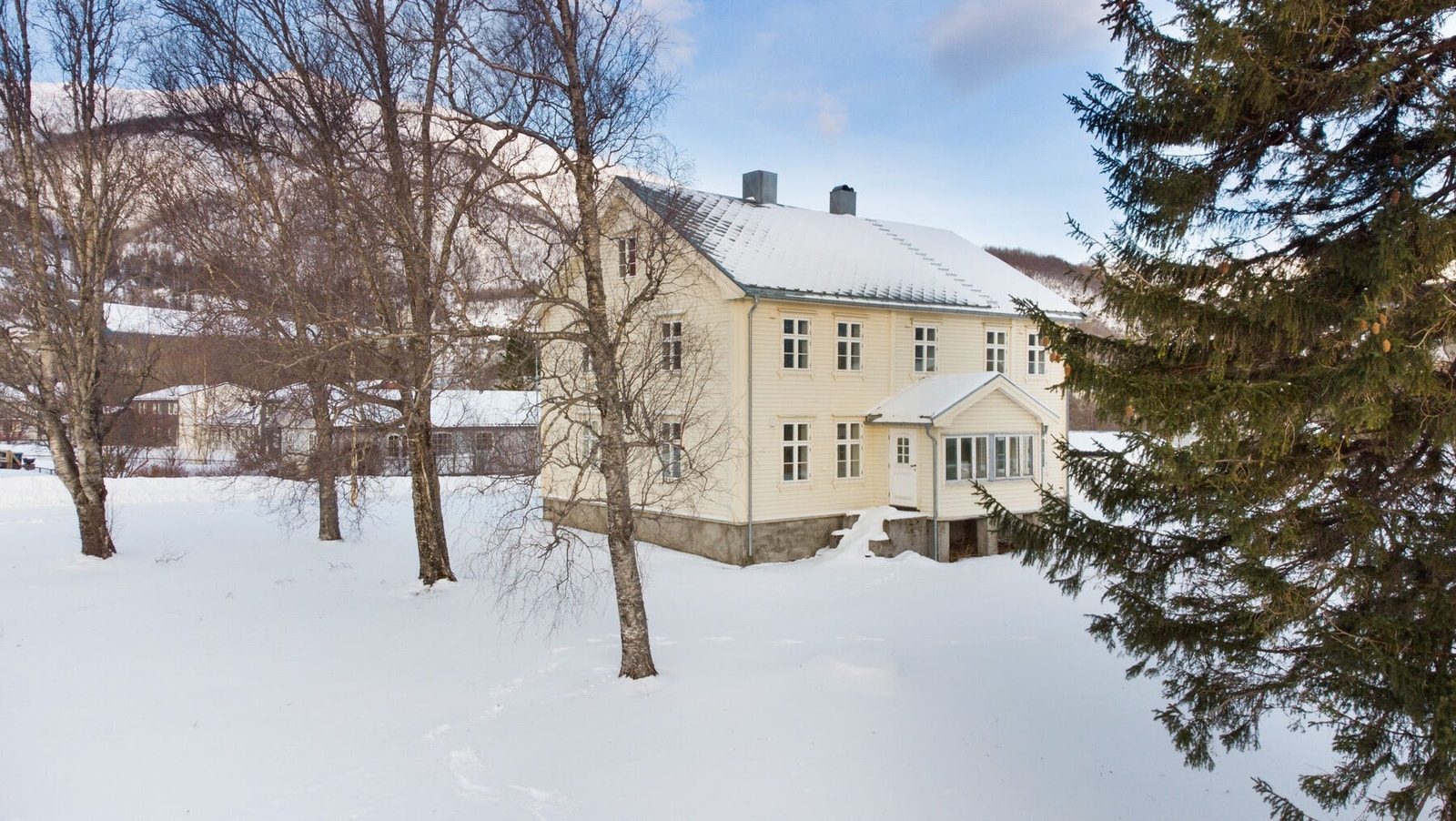 Hovedveien 58 er en ærverdig og herskapelig eiendom som ble betydelig rehabilitert i perioden 2006-2009. Velkommen på visning! Galleribilde