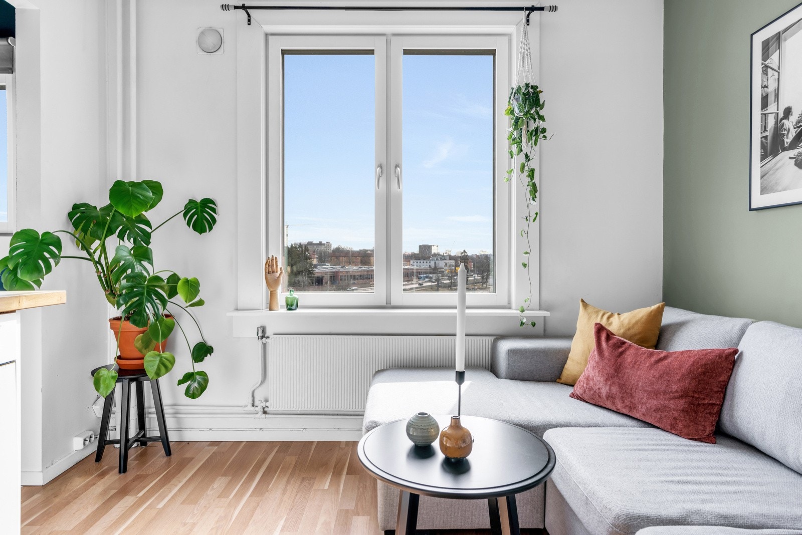 Rommets praktiske planløsning gjør at det er plass til sofagruppe med tilhørende møblement. Galleribilde