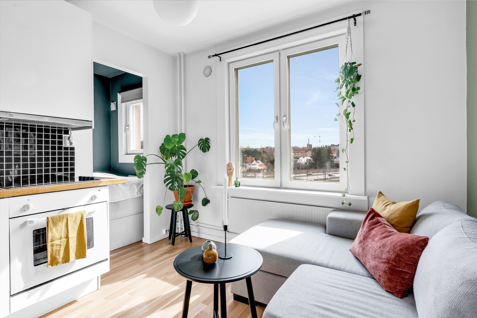 Store vindusflater slipper inn rikelig med naturlig lys og bidrar til å skape en koselig atmosfære. Galleribilde