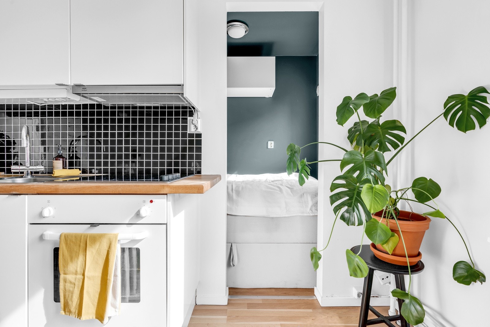 Den åpne kjøkken/stueløsningen gir deg mulighet til å være sosial når du lager mat. Kjøkkenet er utstyrt med hvit høyglans kjøkkeninnredning, heltre benkeplate, fliser over benk, utslagsvask med ett-greps blandebatteri samt kjøkkenventilator. Galleribilde