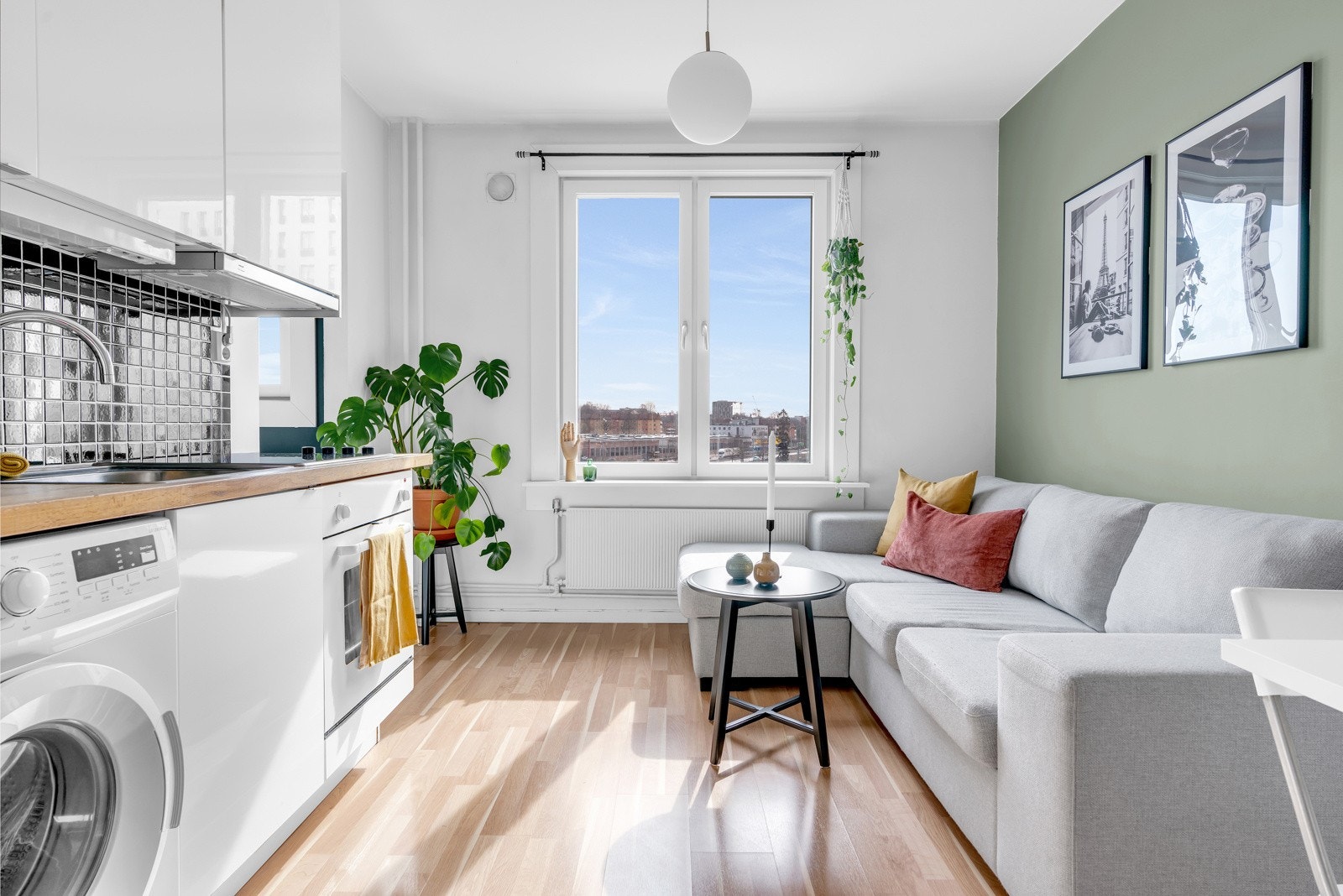 Ta til høyre fra inngangspartiet og du kommer inn til boligens sosiale samlingspunkt, den åpne stue- og kjøkkenløsningen. Galleribilde