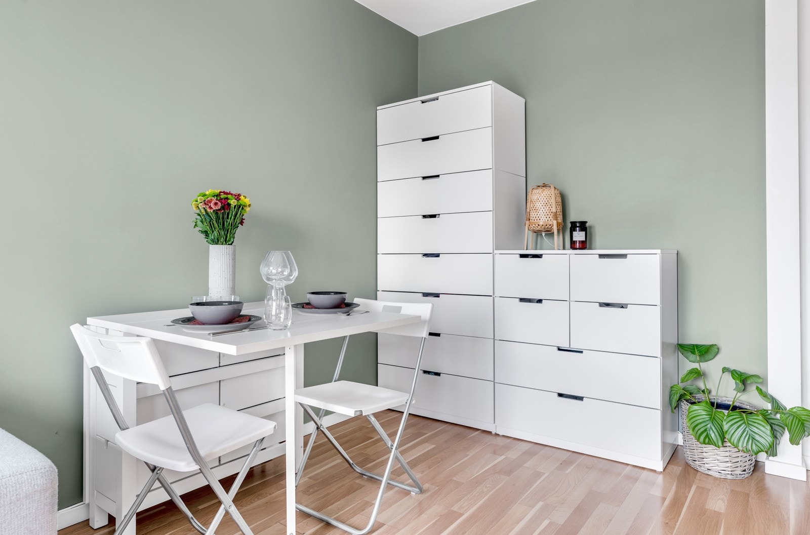 Oppholdsrommet har plass til spisebord samt oppbevaring. Galleribilde