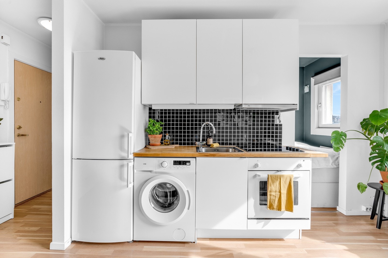 Integrerte hvitevarer som komfyr og platetopp. Opplegg samt avsatt plass til oppvaskmaskin/vaskemaskin og kjøl/frys. Galleribilde
