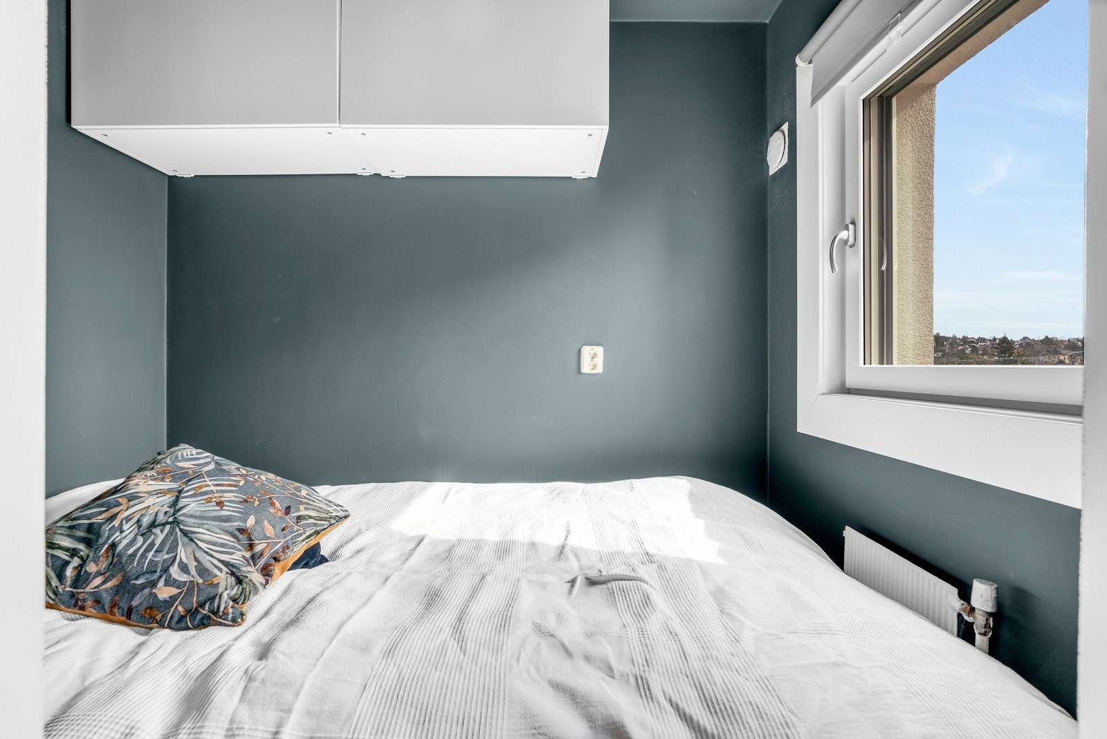 Leiligheten har en alkoveløsning med eget vindu samt noe plass til diverse oppbevaring. Galleribilde