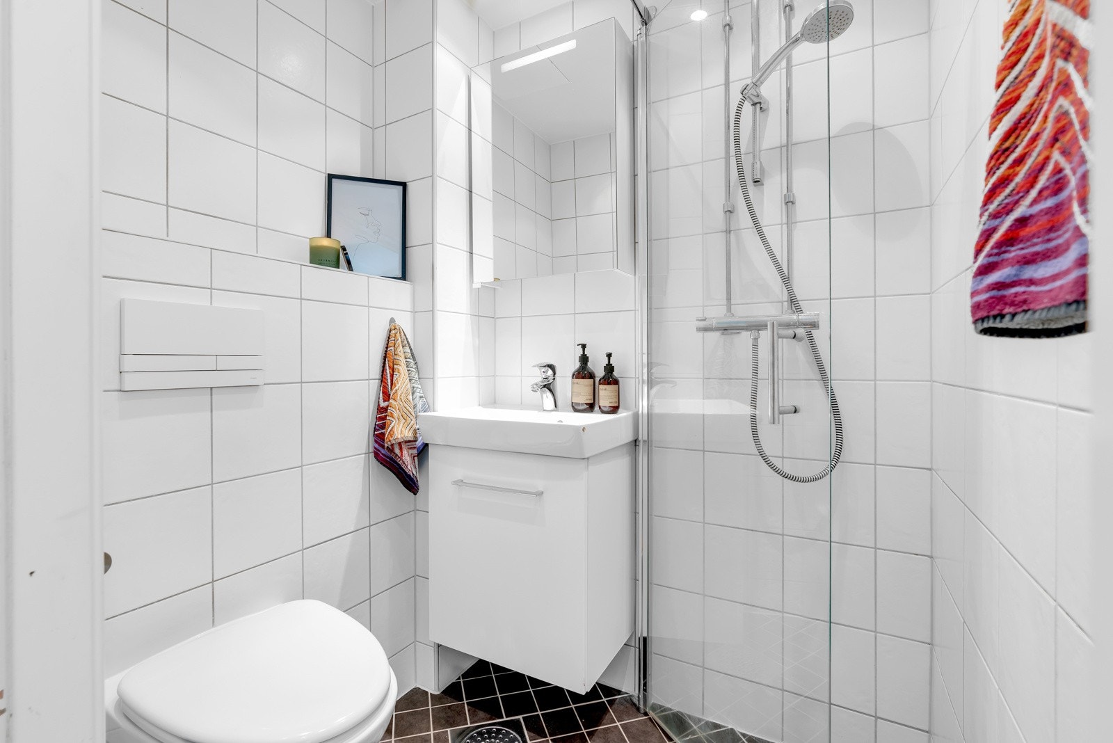 Badet fra 2013 (i regi av borettslaget) er utstyrt med hvit glatt baderomsinnredning med servant og ettgreps blandebatteri, speil, lys, dusjhjørne med glassdør og vegghengt toalett. Opplegg for vaskemaskin. Galleribilde