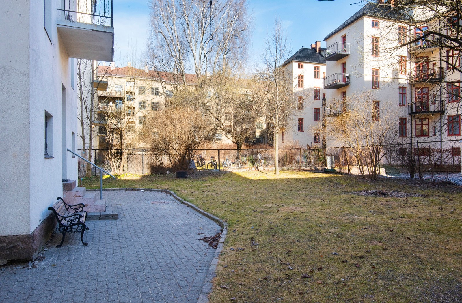 Pent opparbeidet gårdsrom. Felles balkonger mot bakgård Galleribilde