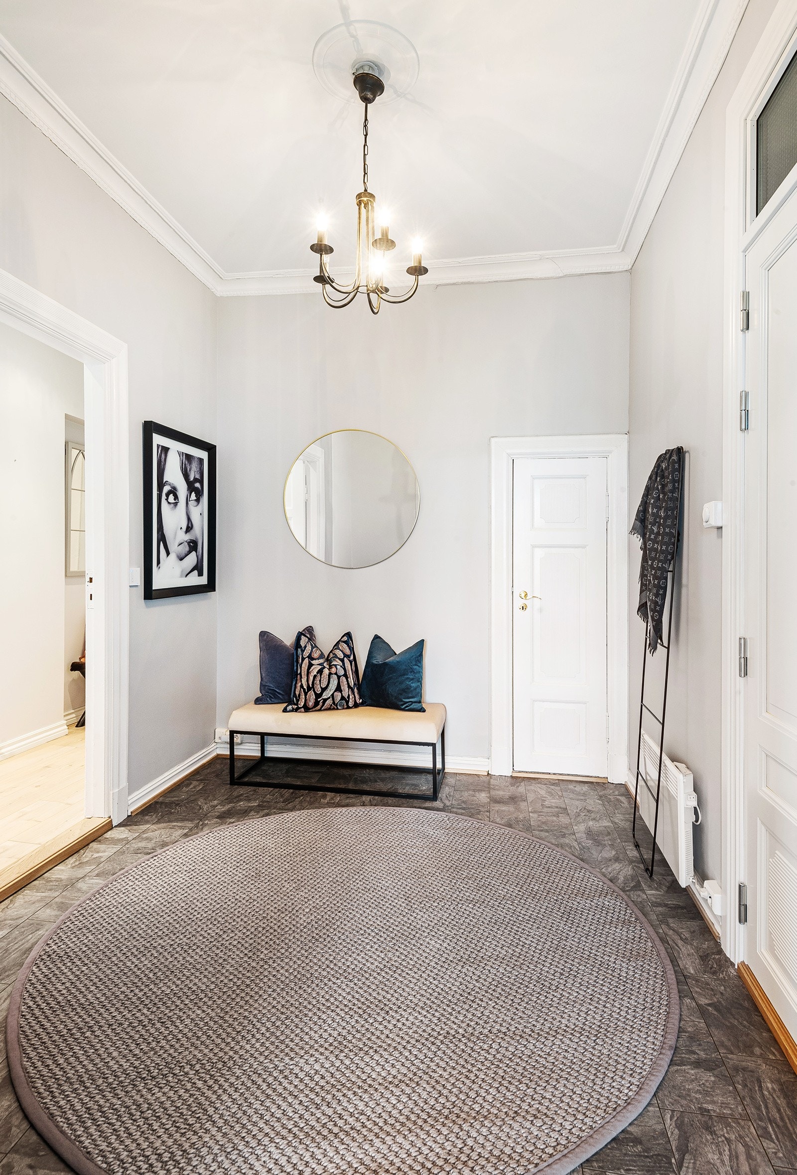 Leiligheten har en stor hall/ entre Galleribilde