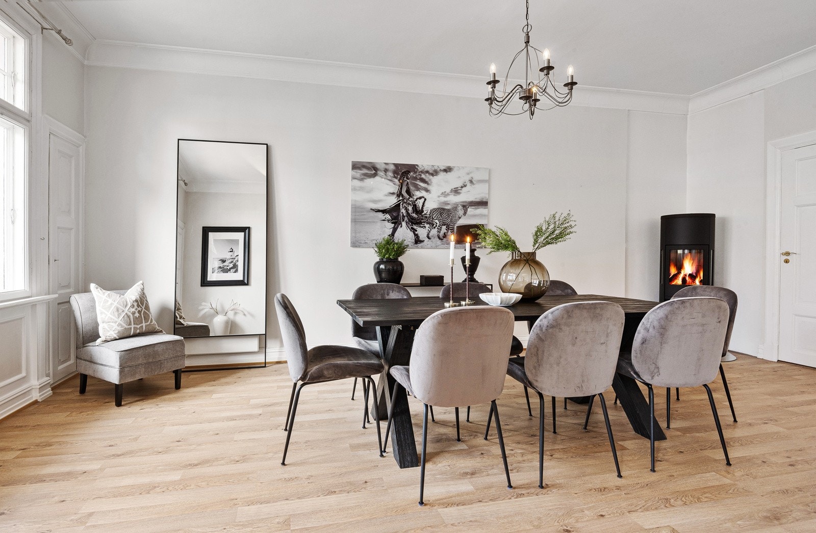 Spisestue med god plass til mange gjester Galleribilde