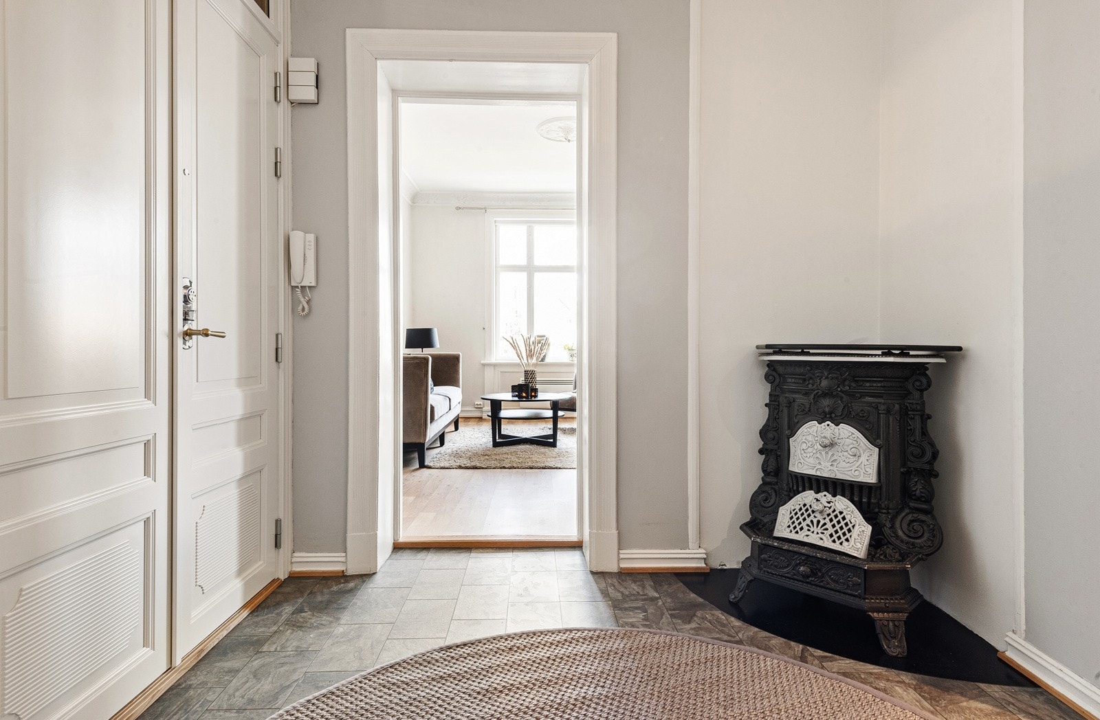 Hall med original vedkamin Galleribilde