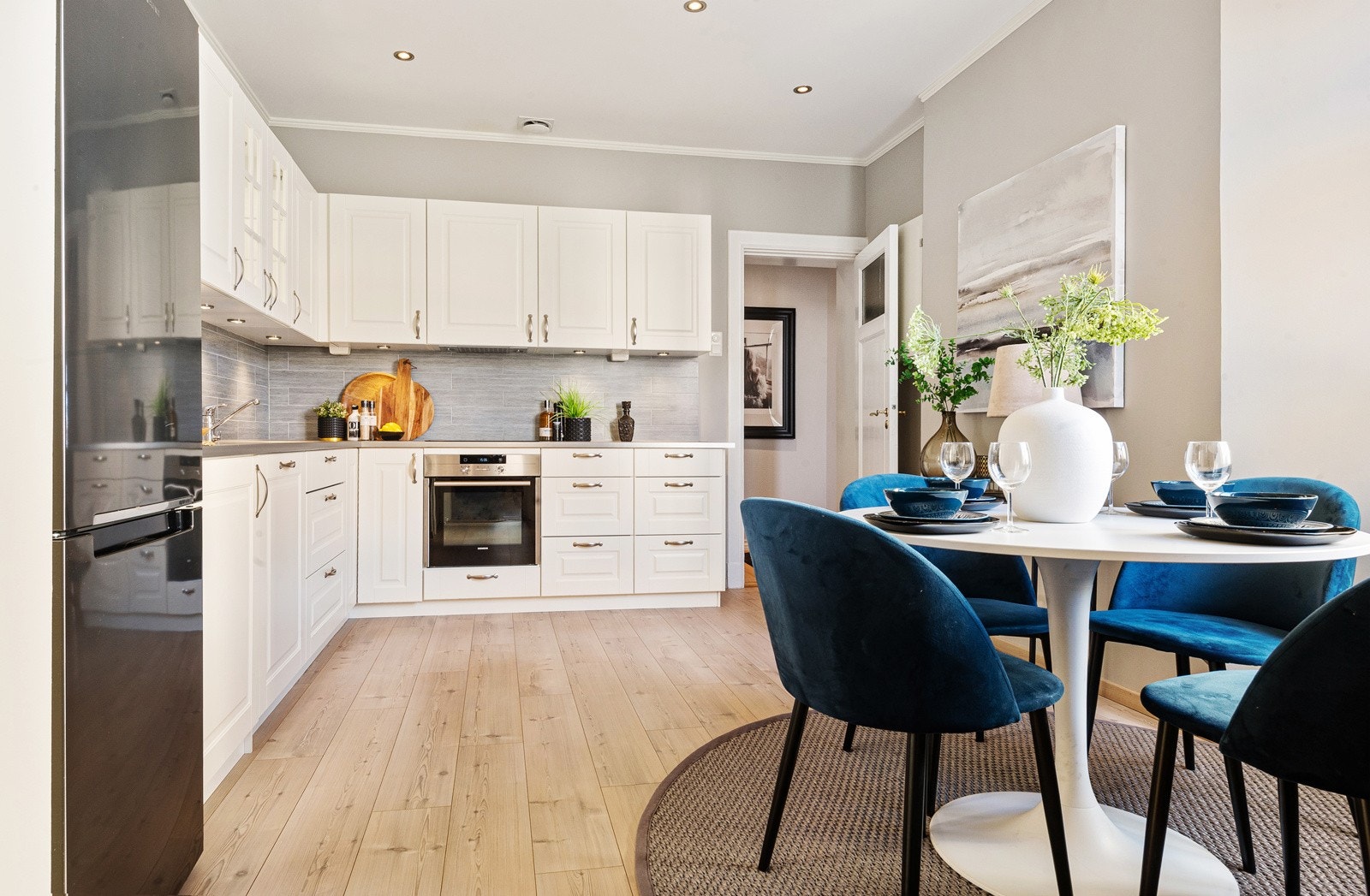 Pent og romslig kjøkken med spiseplass Galleribilde