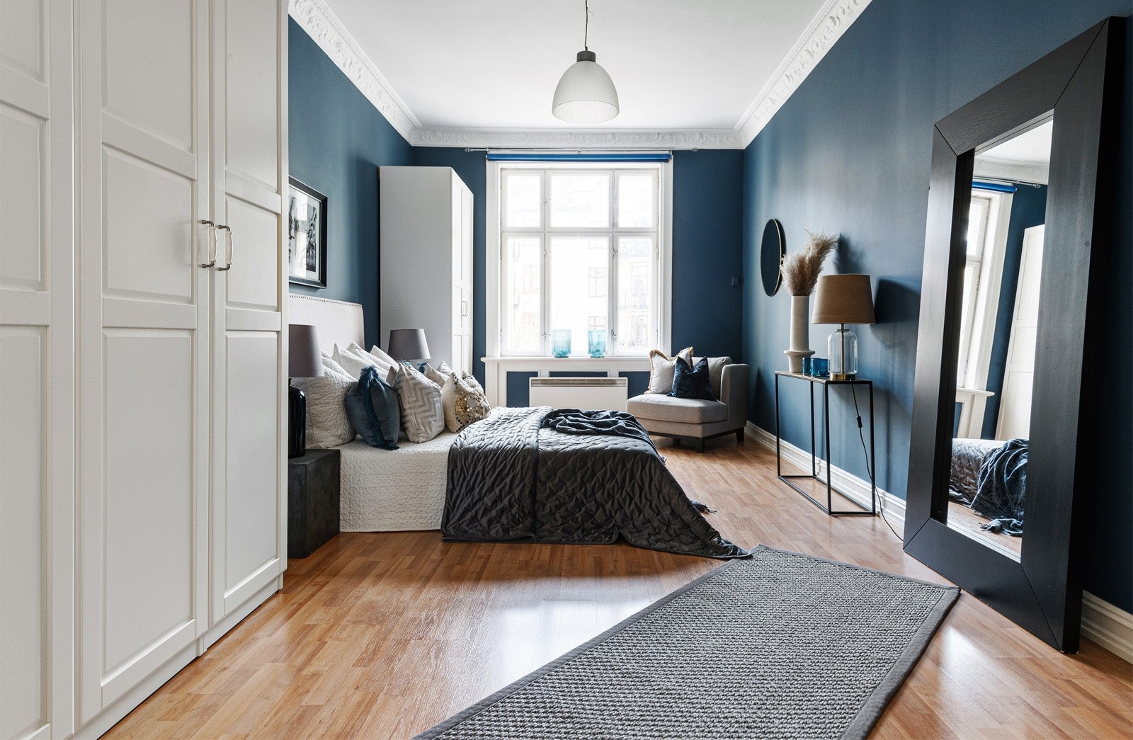 Meget romslig hovedsoverom med god skapplass Galleribilde