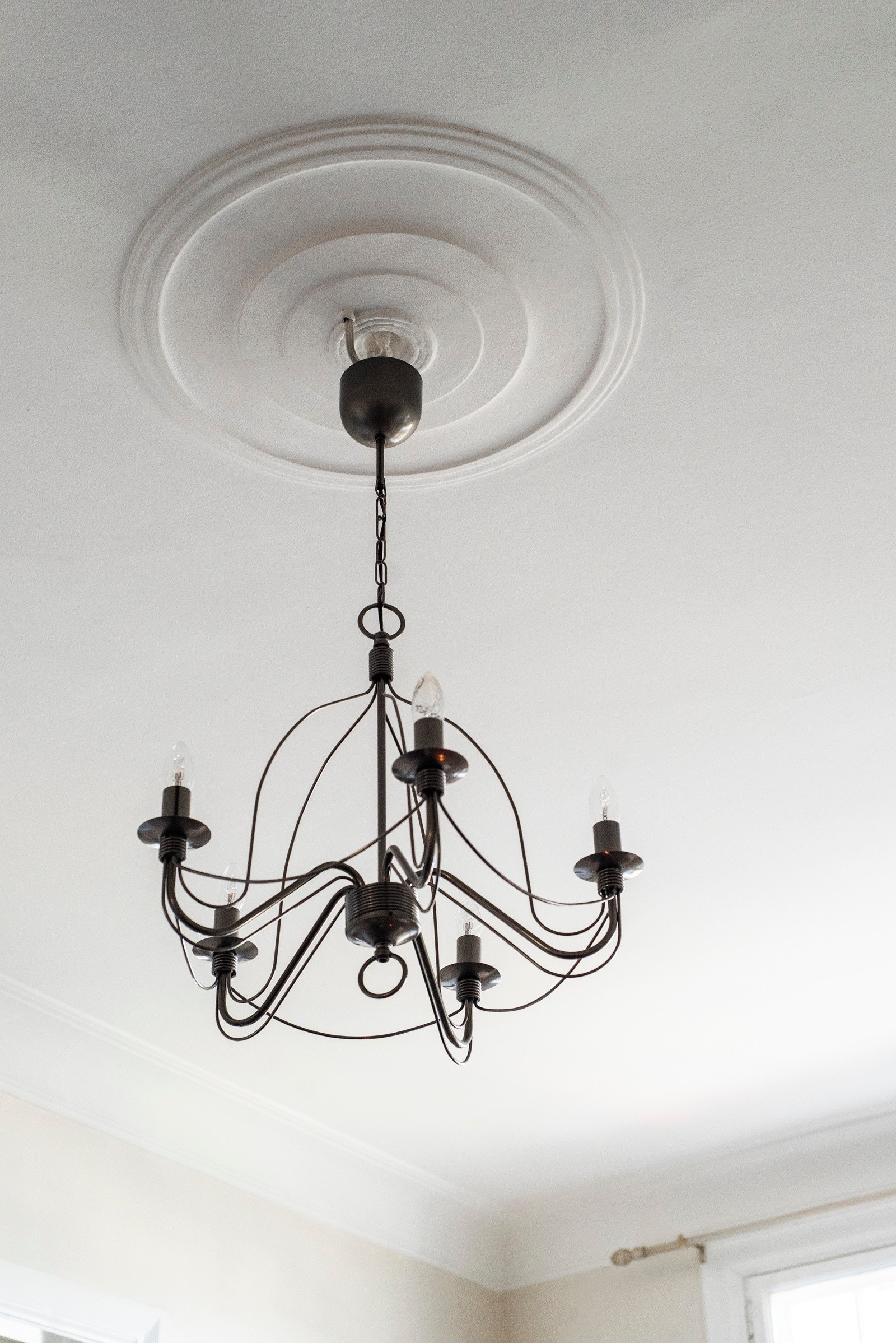 Klassisk leilighet med stukkatur og rosetter Galleribilde