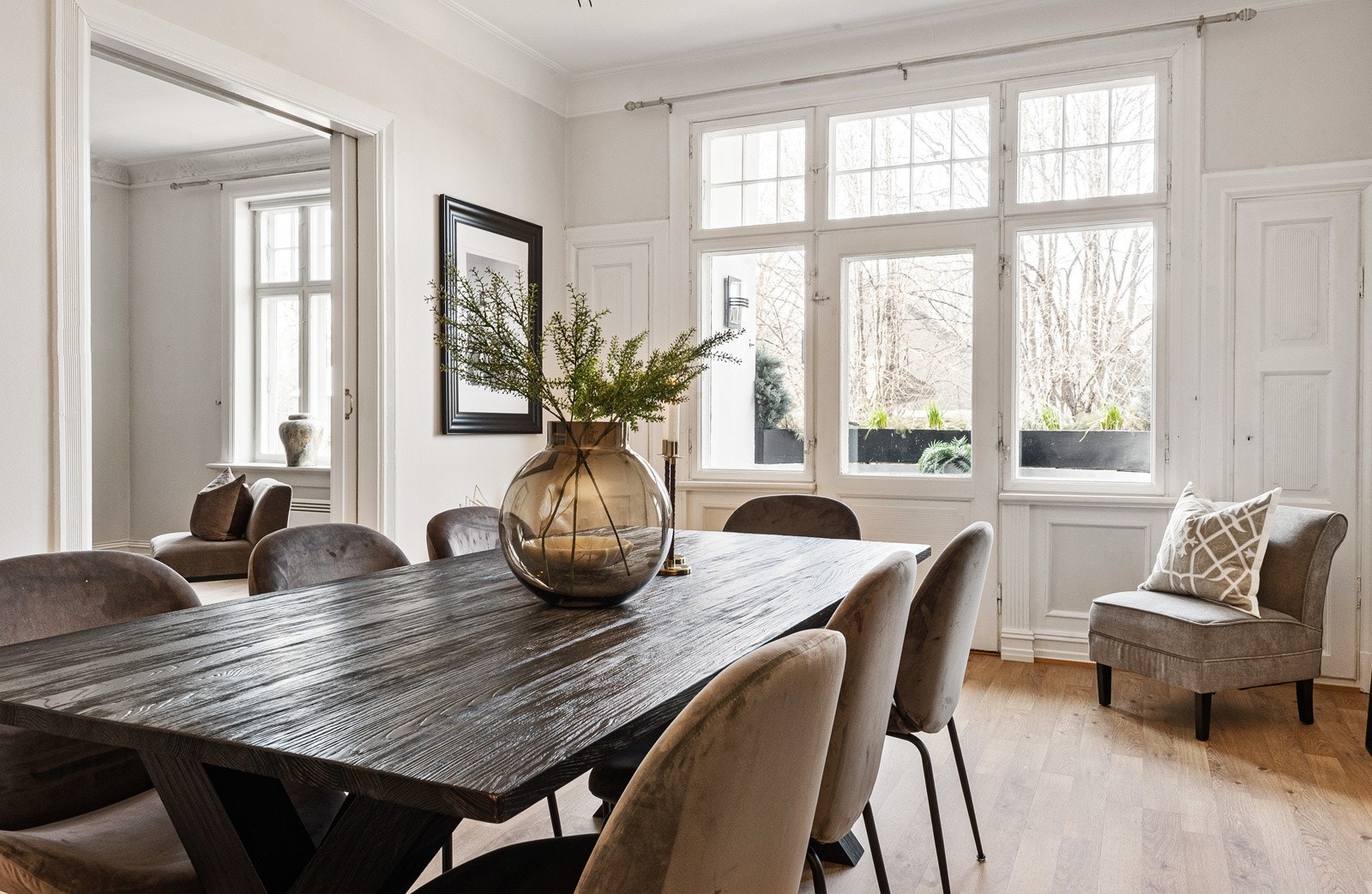 Spisestuen har store vindusflater Galleribilde