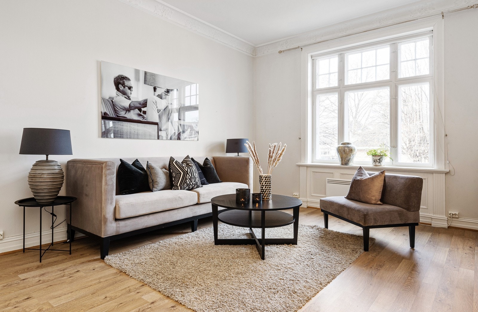 God takhøyde og store vindusflater gir leiligheten en meget god atmosfære Galleribilde