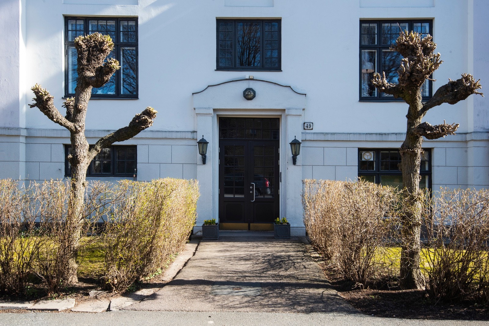 Bygården har en trivelig forhage Galleribilde