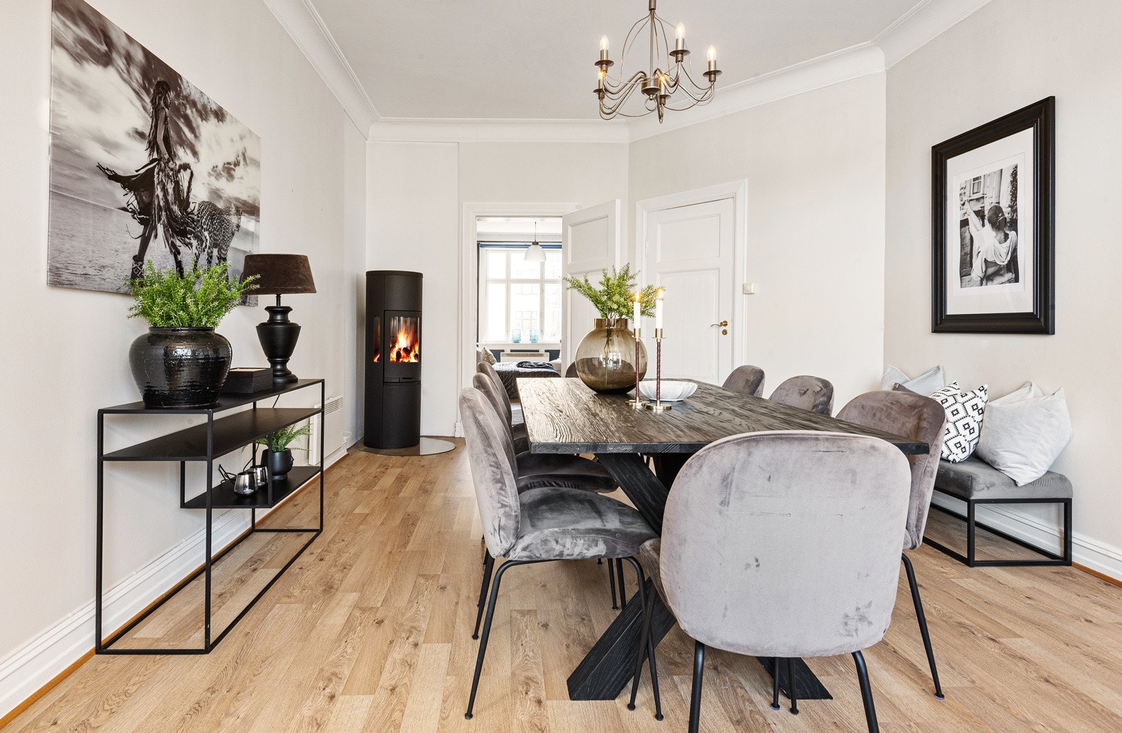 Spisestue med vedovn. Pipeløp rehabilitert i 2013 Galleribilde