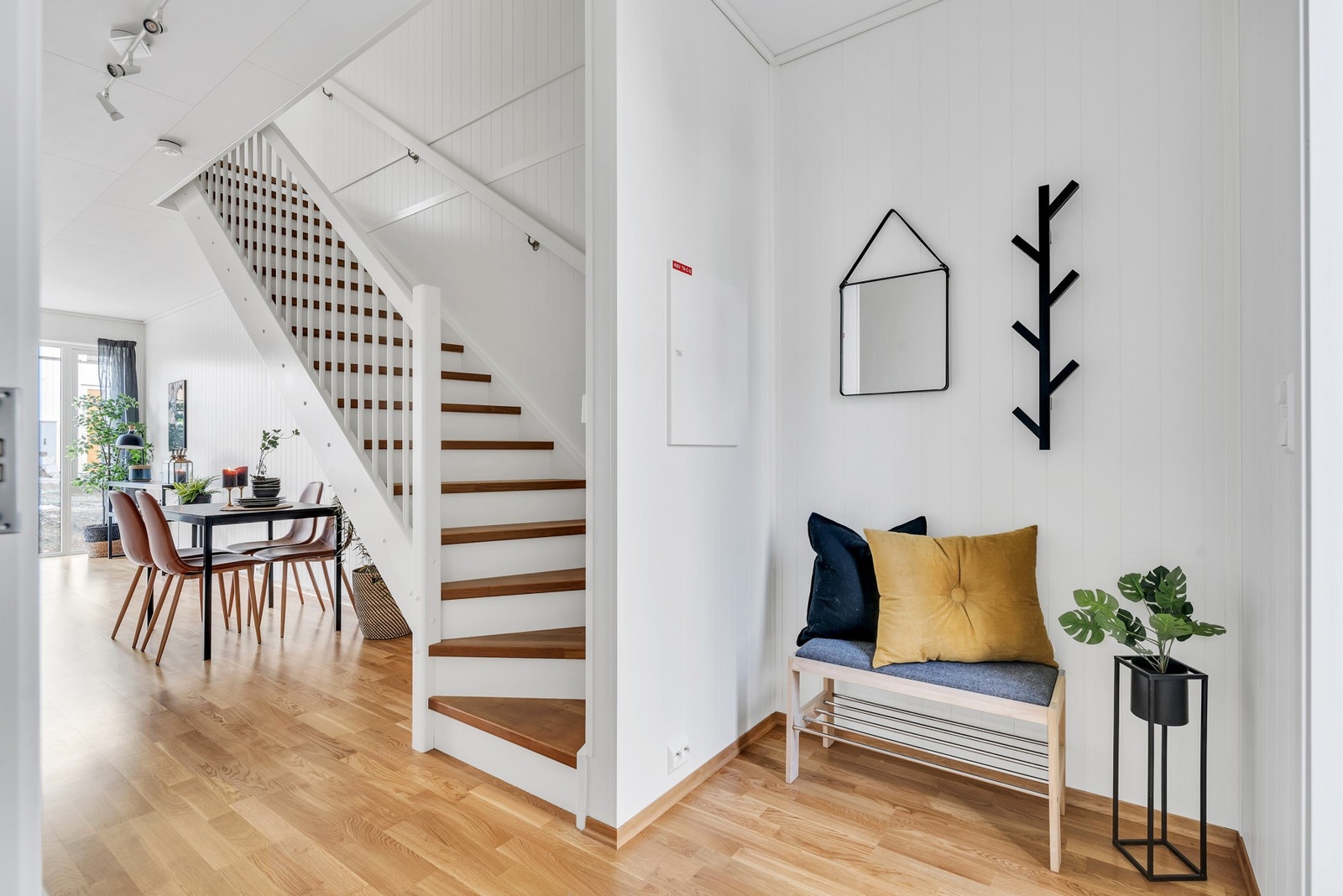 Inngangspartiet har parkett på gulv og god plass til oppbevaring av sko og klær. Bilde fra tilsvarende bolig. Galleribilde