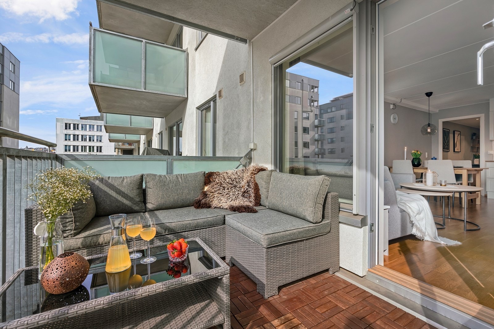 Sørvendt balkong på ca. 6,6 kvm og gode solforhold. Galleribilde