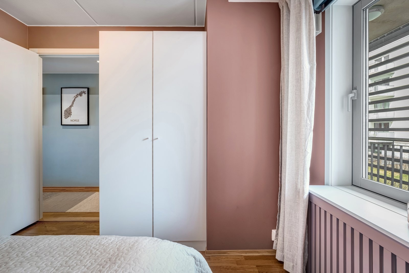 Rommet har god plass til seng og garderobe. Galleribilde