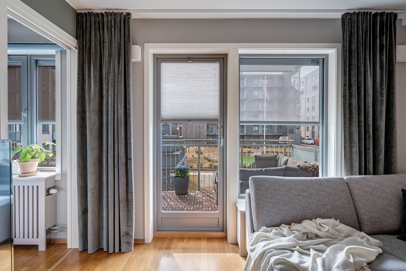 Fra stuen er det utgang til balkong. Vinduene har utvendig solskjerming. Galleribilde