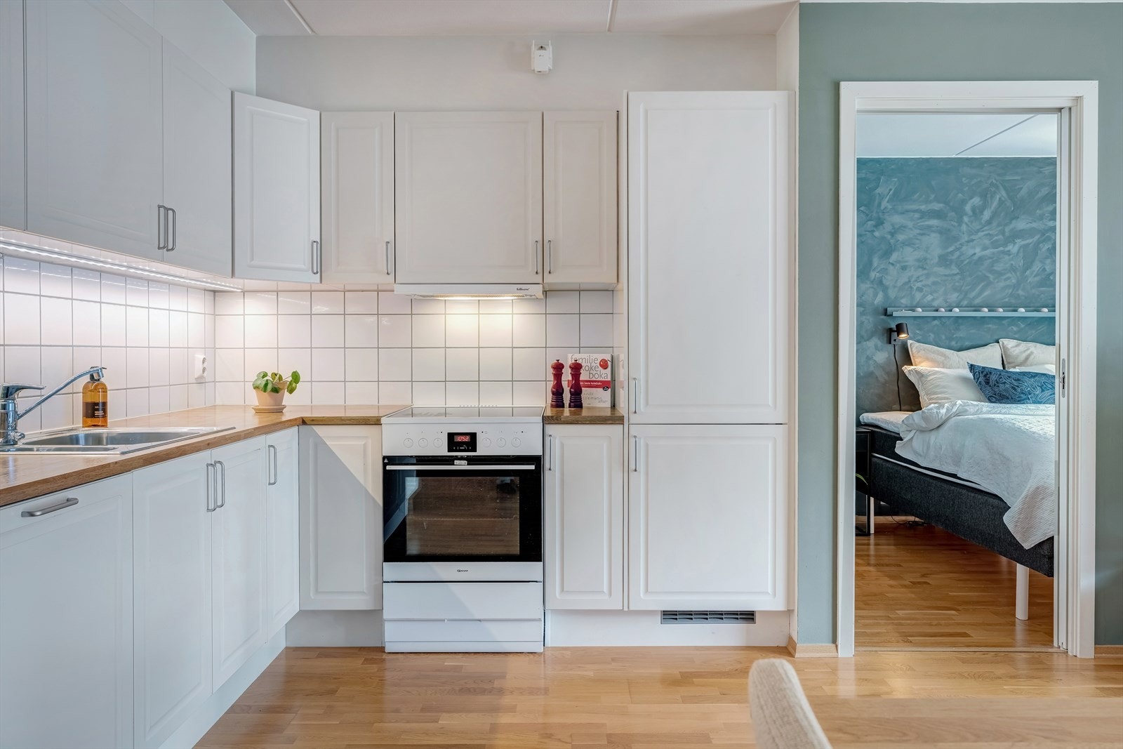 Oppvaskmaskin og kjøl/frys er integrert i innredningen. Galleribilde