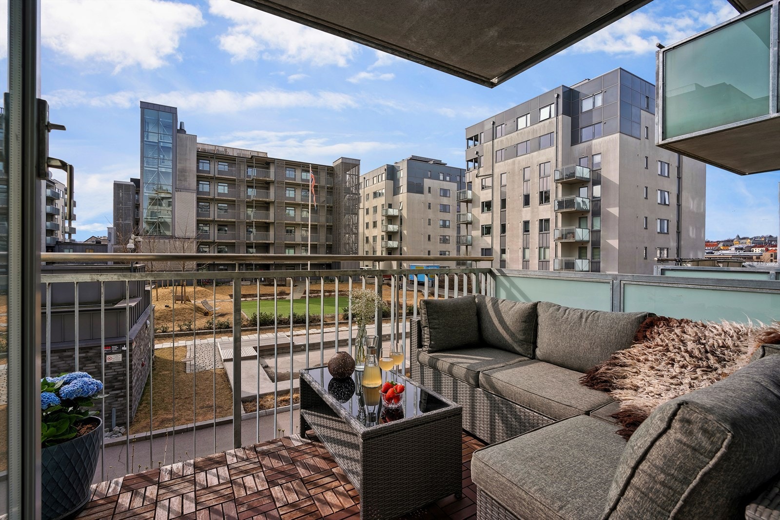 Balkongen har god plass til hyggelig sittegruppe og grill. Galleribilde