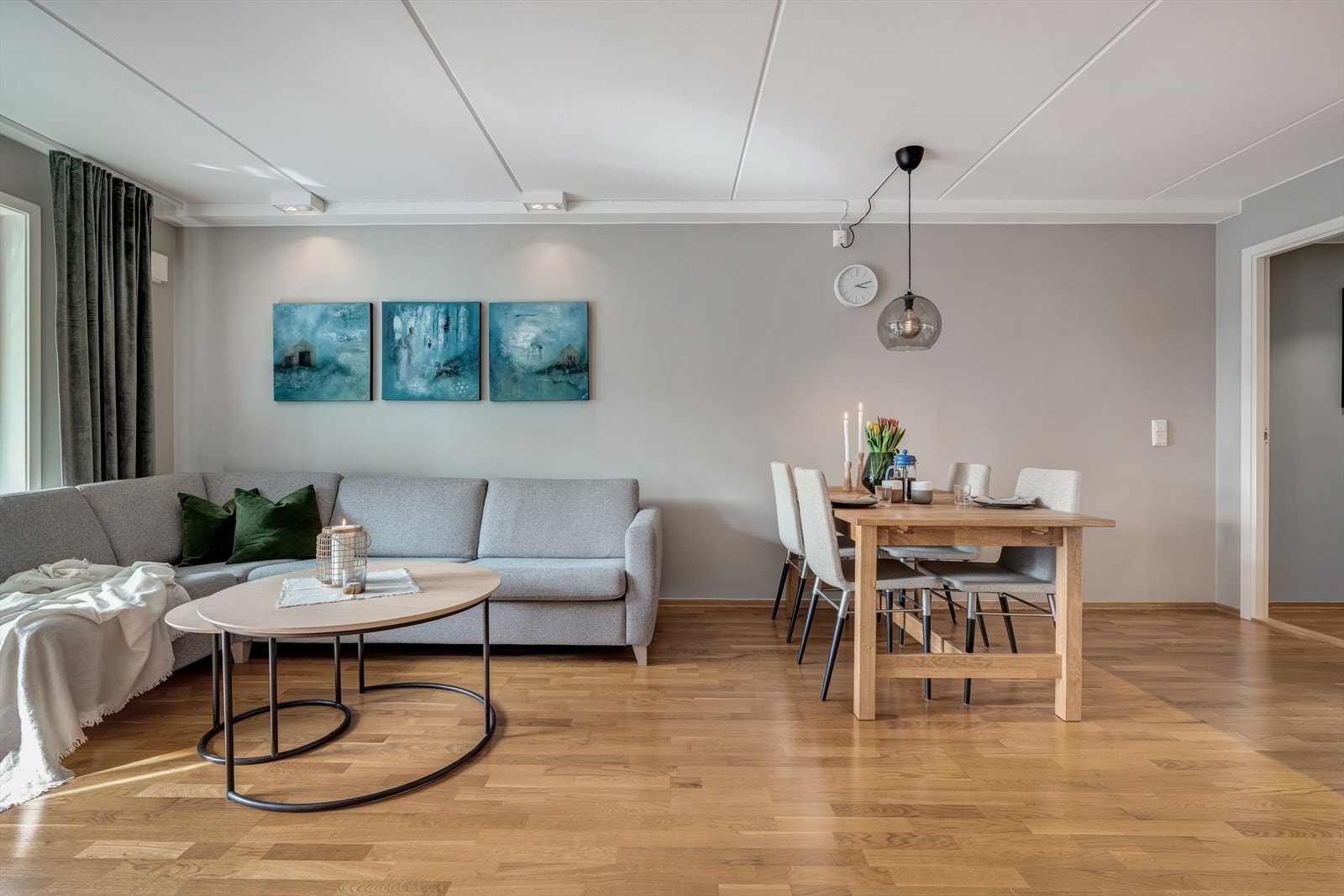 Lys og romslig stue med plass til flere soner. Galleribilde