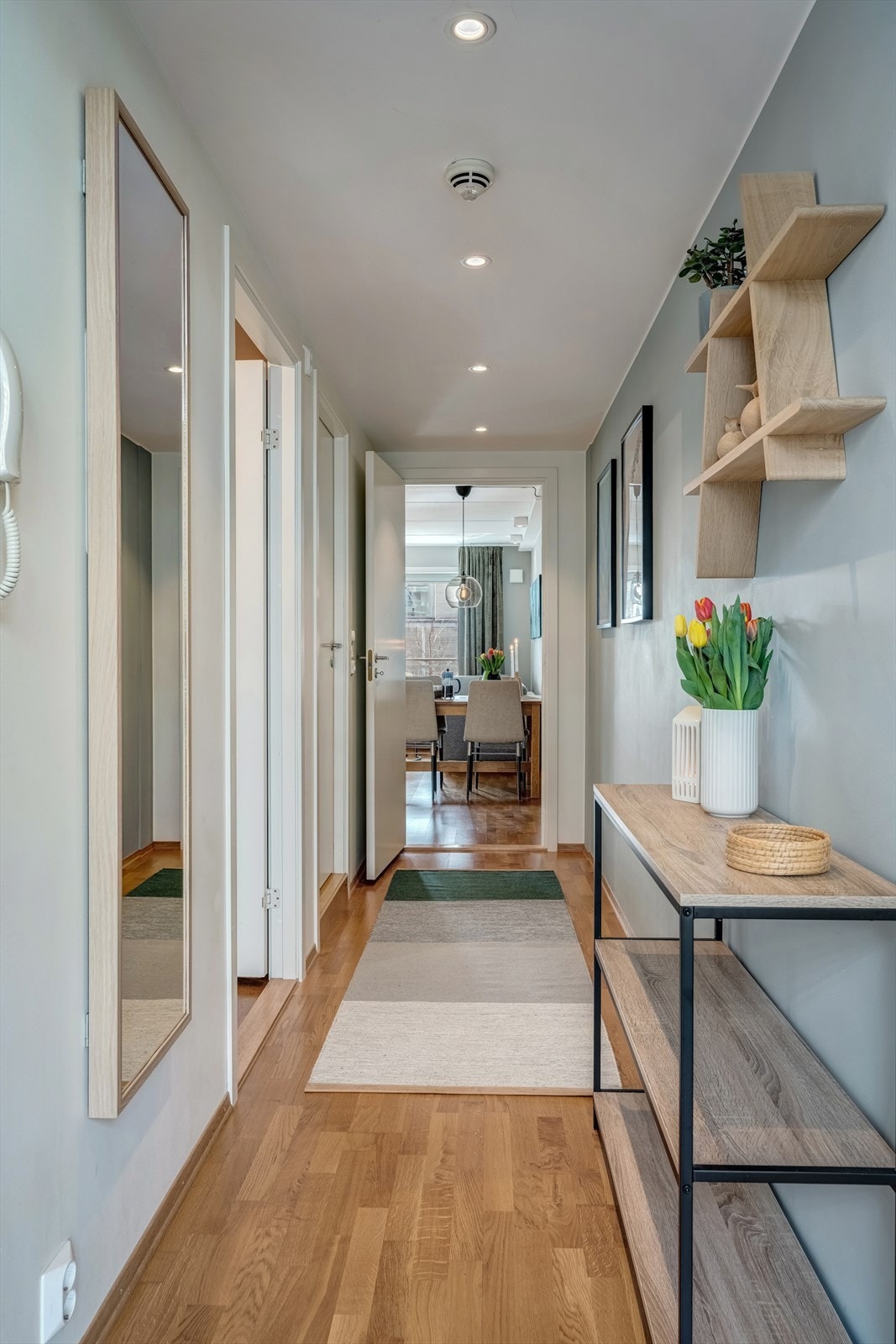 Lys og luftig gang. Galleribilde