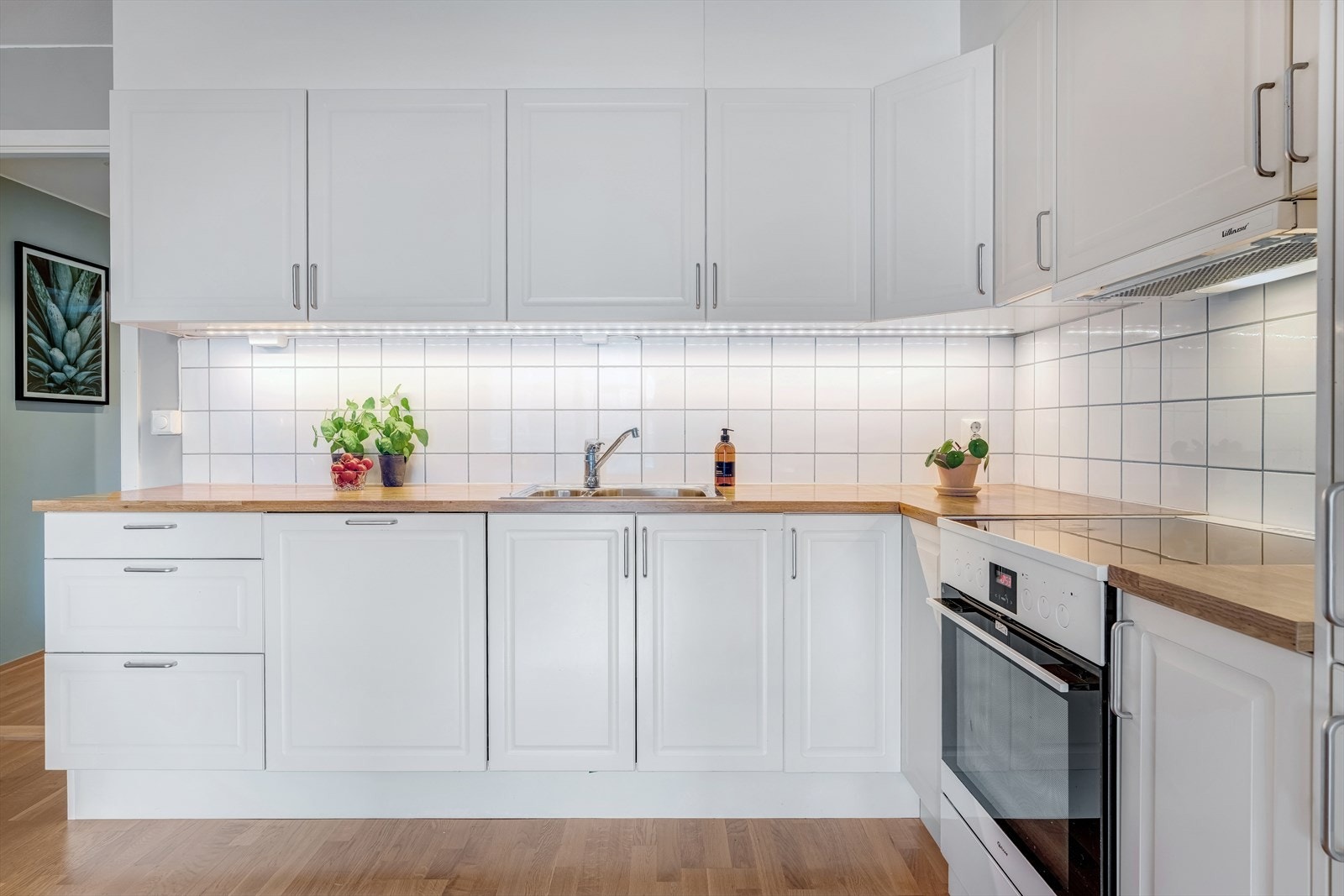 Lekker og moderne kjøkkeninnredning med profilerte fronter og laminat benkeplate. Galleribilde