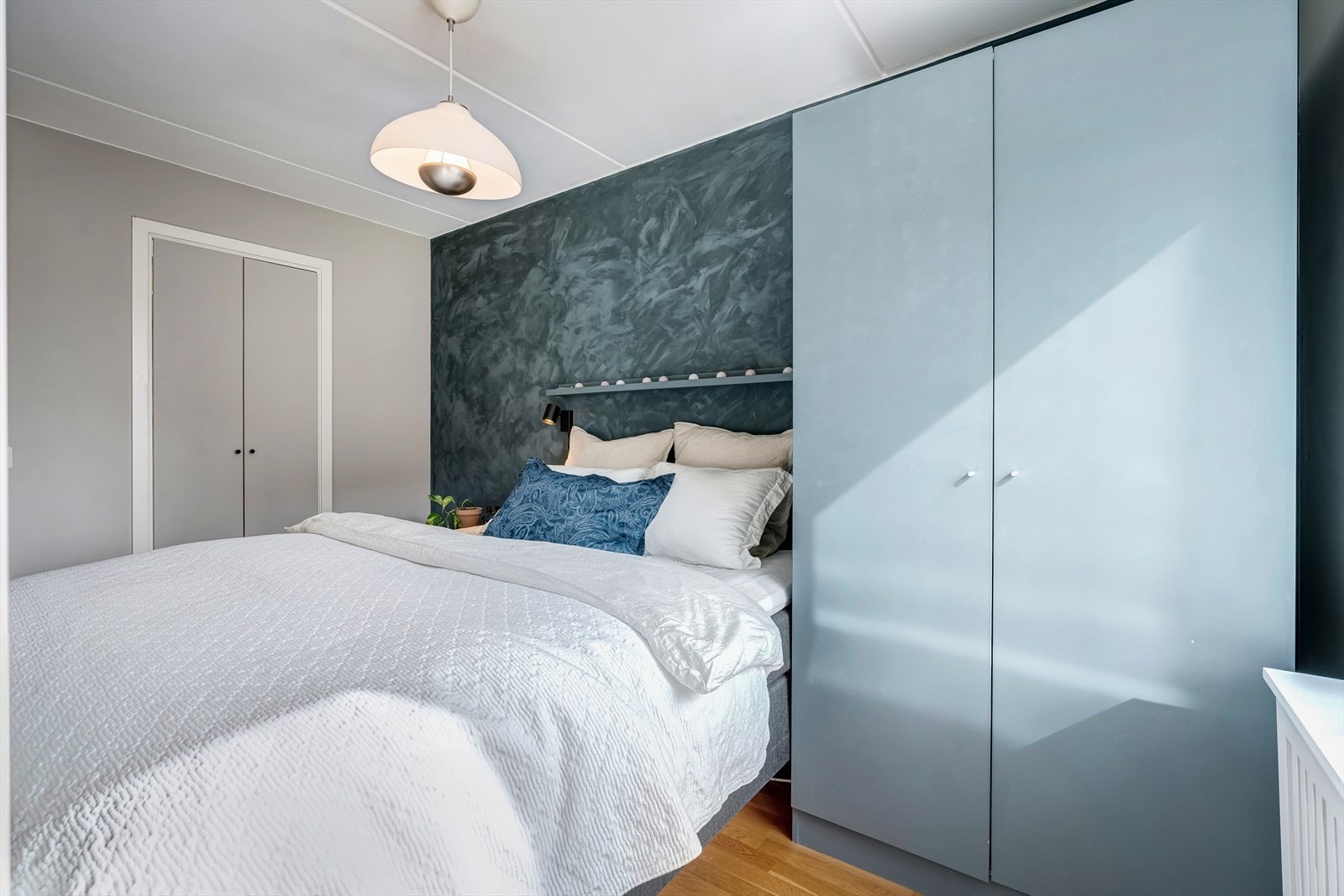 Rommet har god plass til dobbeltseng og garderobeløsninger. Galleribilde