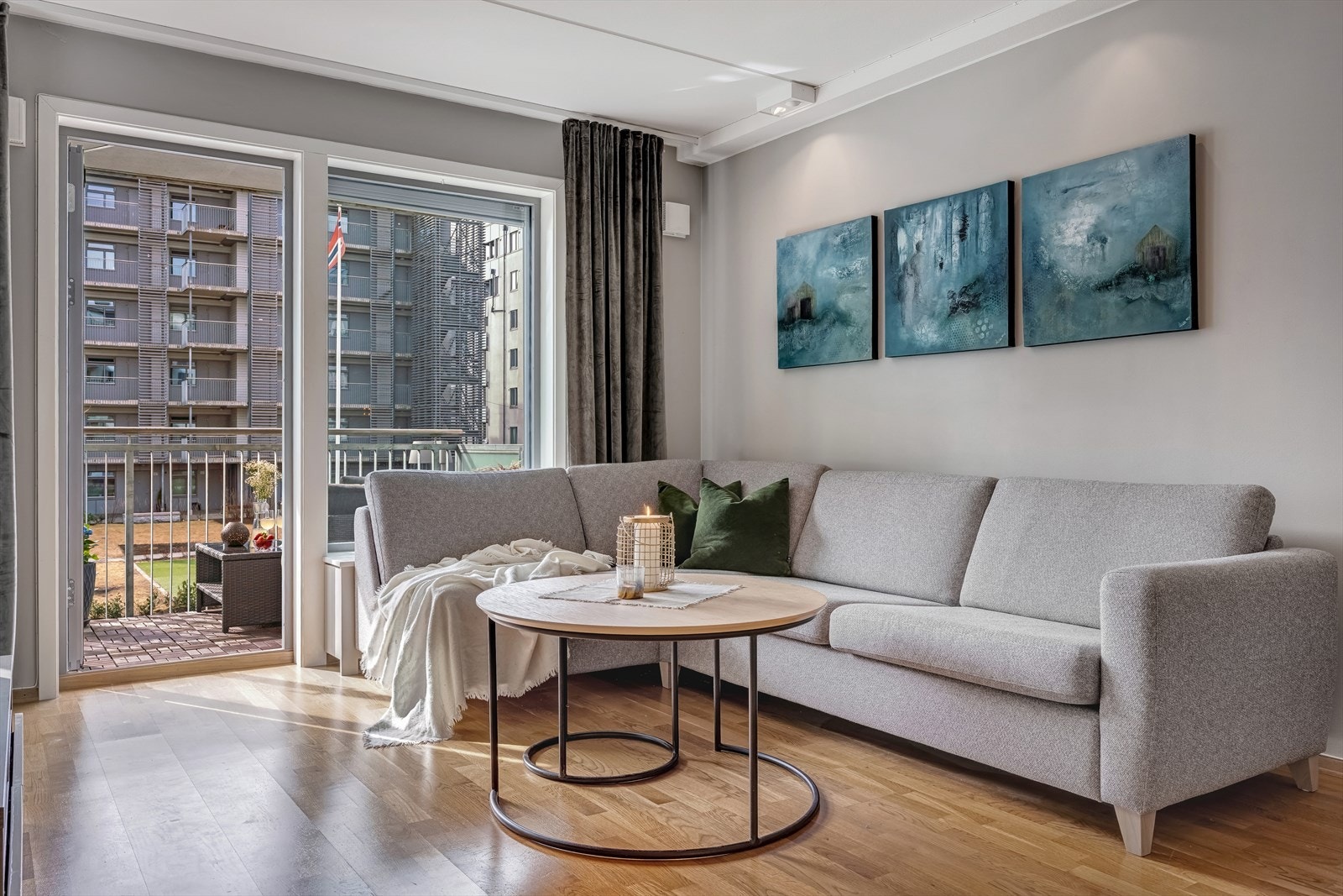 Store vindusflater gir mye lys og en god atmosfære i leiligheten. Galleribilde