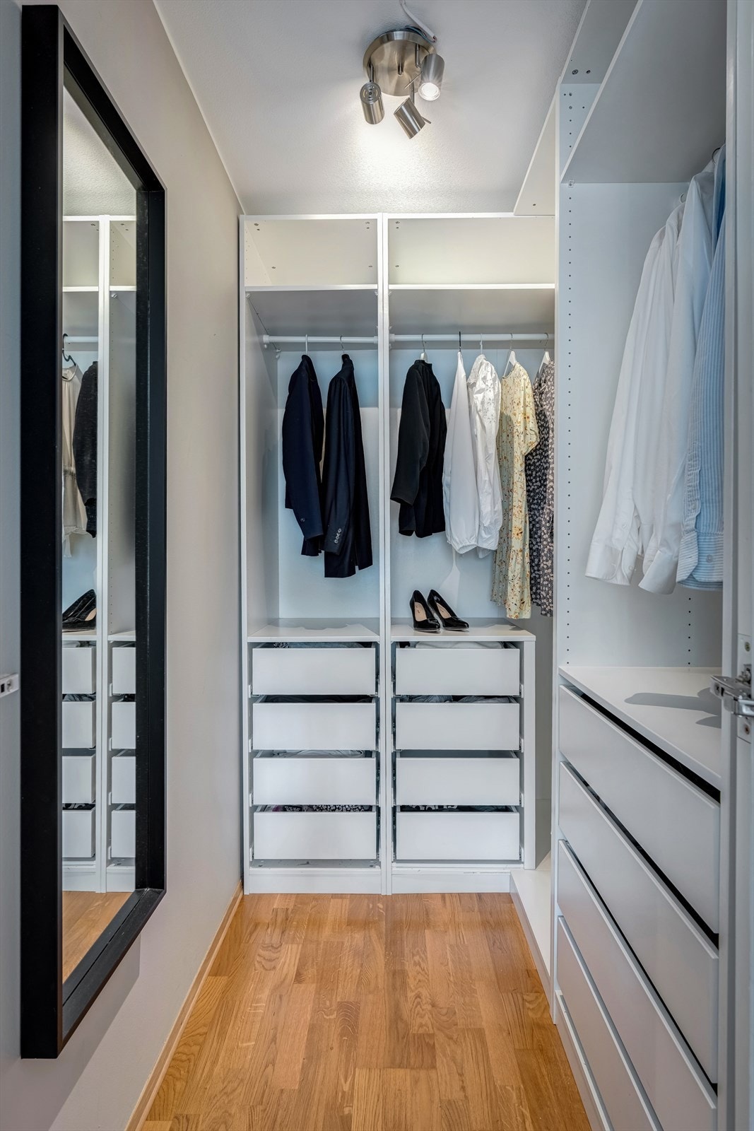 Praktisk omkledningsrom i tilknytning til soverommet. Galleribilde