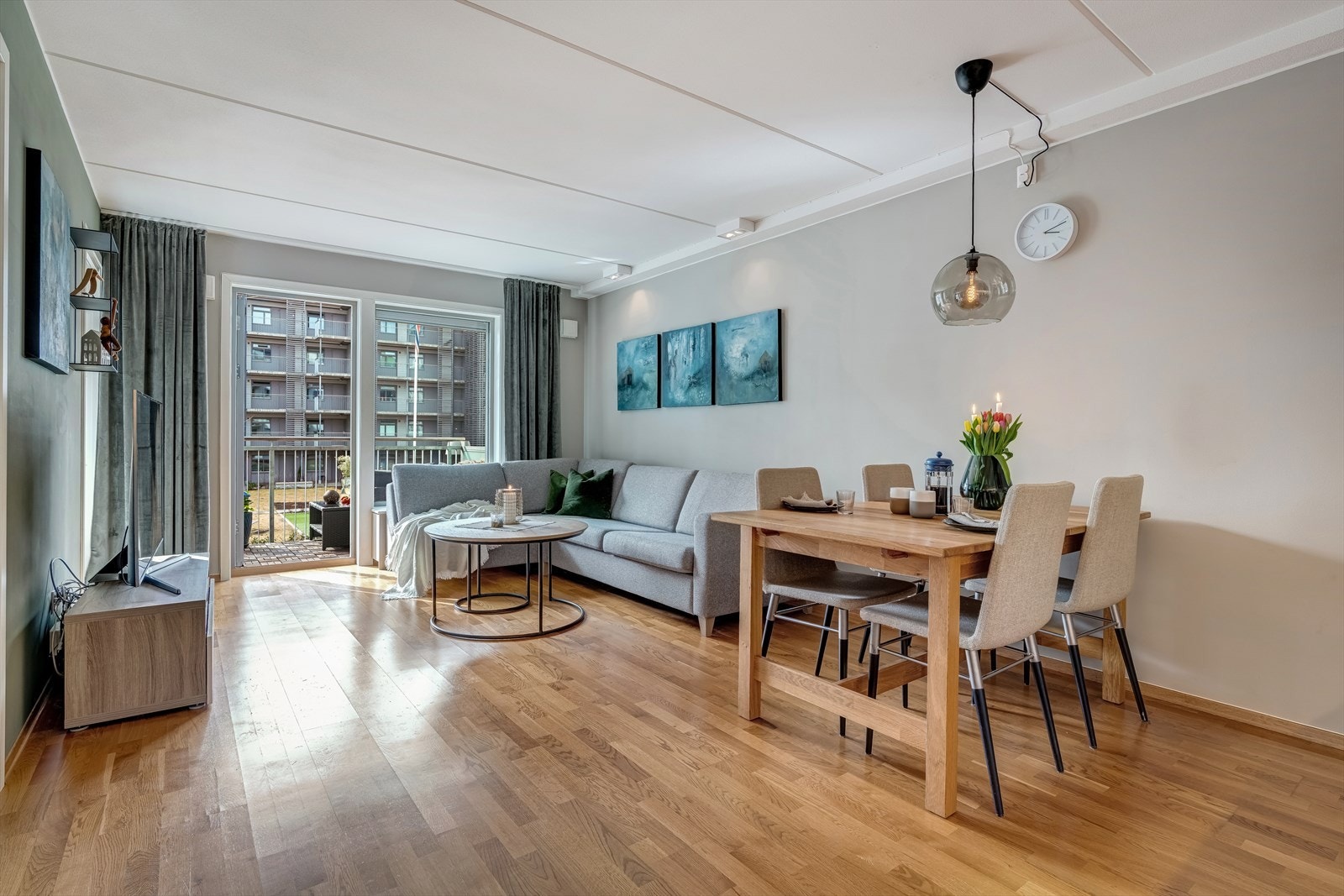 En lekker, lys og gjennomgående 3-roms med heisadkomst og solrik balkong. Galleribilde