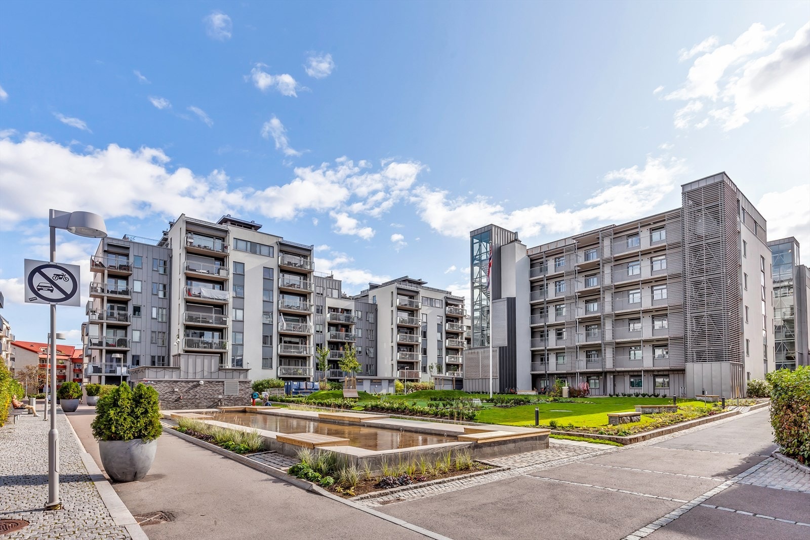 Pent opparbeidet fellesareal med asfalterte internveier, lekeplass, plen og beplantning. Barnehage på område (FUS Ringnes Park), hvor beboerne har fortrinnsrett. Galleribilde