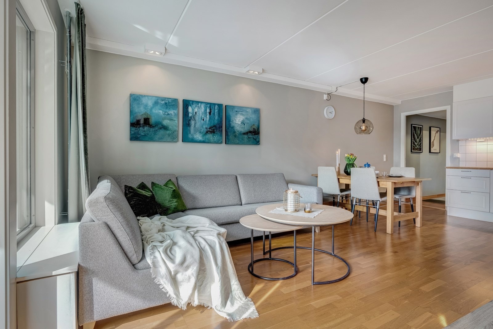 Den åpne løsningen mellom kjøkken og stue gir en svært god romfølelse i leiligheten. Galleribilde