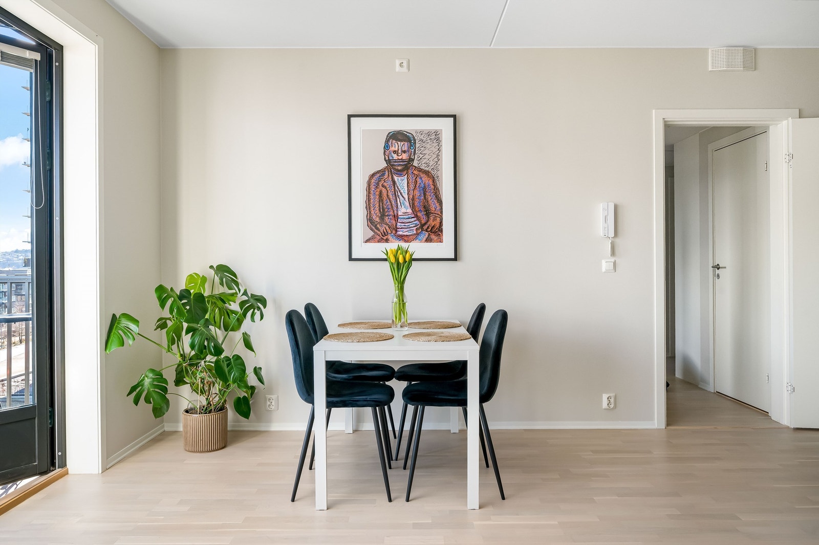 Dørcallingen er montert på veggen i stuen, slik at du ikke trenger å helt ut i gangen for å åpne for gjester Galleribilde